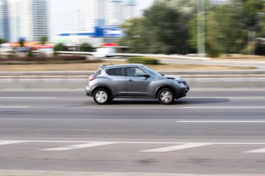 Ukrayna, Kyiv - 24 Eylül 2020: Gri Nissan Juke arabası yolda ilerliyor