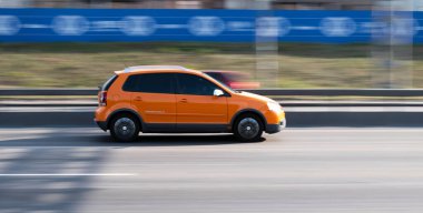 Ukrayna, Kyiv - 24 Eylül 2020: Orange Volkswagen Cross Polo arabası yolda ilerliyor