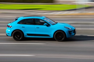 Ukrayna, Kyiv - 28 Eylül 2020: Mavi Porsche Macan arabası yolda ilerliyor