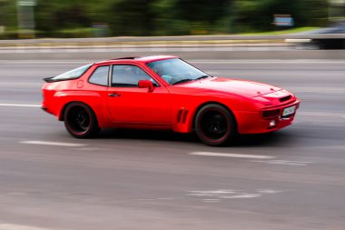 Ukrayna, Kyiv - 24 Eylül 2020: Kırmızı araba yolda ilerliyor