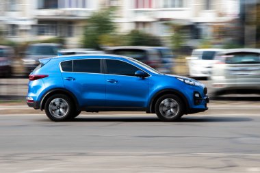 Ukrayna, Kyiv - 28 Eylül 2020: Mavi Kia arabası yolda ilerliyor