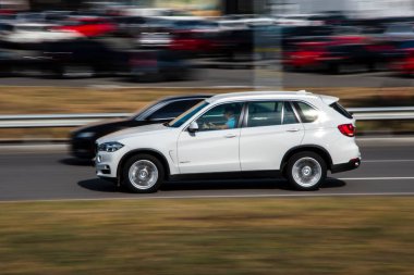 Ukrayna, Kyiv - 28 Eylül 2020: Beyaz BMW X3 aracı yolda ilerliyor