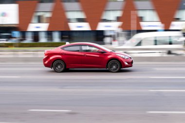 Ukrayna, Kyiv - 24 Eylül 2020: Kırmızı araba yolda ilerliyor