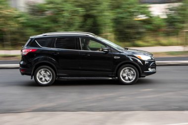 Ukrayna, Kyiv - 28 Eylül 2020: Siyah Ford Escape / Maverick arabası sokakta hareket ediyor