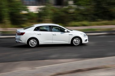 Ukrayna, Kyiv - 28 Eylül 2020: Beyaz araba yolda ilerliyor