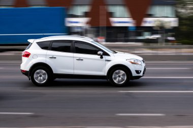 Ukrayna, Kyiv - 24 Eylül 2020: Beyaz araba yolda ilerliyor