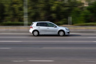 Ukrayna, Kyiv - 24 Eylül 2020: Gri Volkswagen Golf VI aracı yolda ilerliyor
