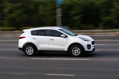 Ukrayna, Kyiv - 24 Eylül 2020: Beyaz araba yolda ilerliyor