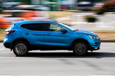 Ukrayna, Kyiv - 28 Eylül 2020: Mavi Nissan Qashqai arabası yolda ilerliyor