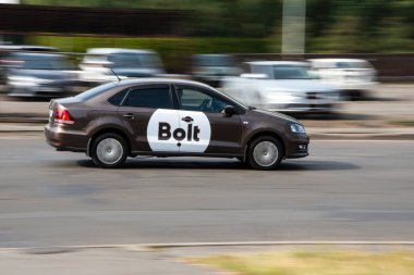 Ukrayna, Kyiv - 28 Eylül 2020: Sokakta hareket eden Bolt taksisinin görüntüsü