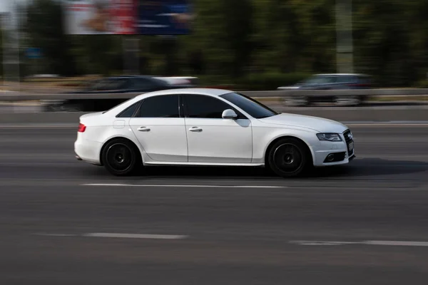 Ucrania Kiev Septiembre 2020 Audi Blanco Movimiento Calle — Foto de Stock