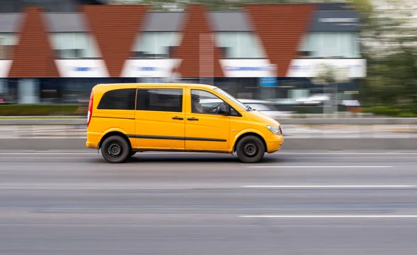 Ukrayna Kyiv Eylül 2020 Sarı Mercedes Van Arabası Sokakta Ilerliyor — Stok fotoğraf