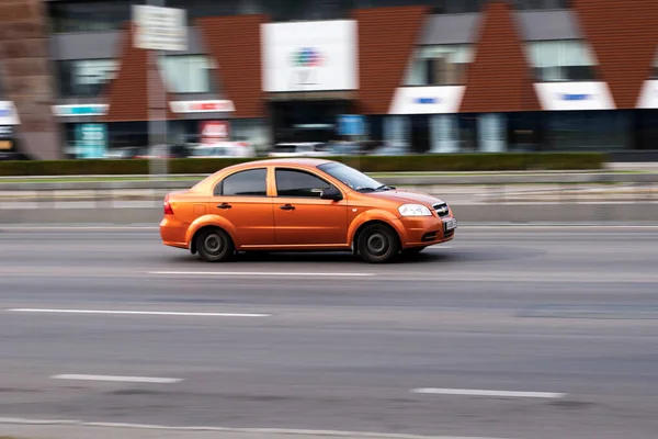 Ukraine Kiew September 2020 Orangefarbenes Auto Fährt Auf Die Straße — Stockfoto