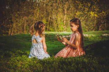 İki kız kardeş dışında oynarken