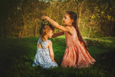 İki kız kardeş dışında oynarken