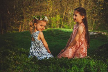 İki kız kardeş dışında oynarken