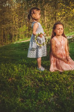 İki kız kardeş dışında oynarken