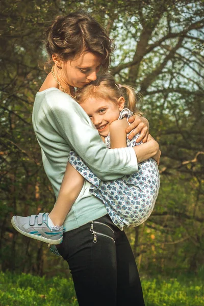 Glückliche Familie Abendlicht Des Parks — Stockfoto