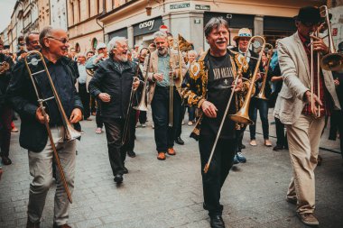 Krakow, Polonya - 1 Temmuz 2018: İnsanlar Pazar New Orleans Jazz kutlamak. Müzisyenler, swing dansçılar, vintage arabalar çoğu orada.