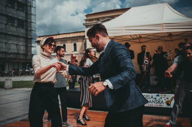 Krakow, Polonya - 1 Temmuz 2018: İnsanlar Pazar New Orleans Jazz kutlamak. Müzisyenler, swing dansçılar, vintage arabalar çoğu orada.