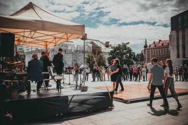 Krakow, Polonya - 1 Temmuz 2018: İnsanlar Pazar New Orleans Jazz kutlamak. Müzisyenler, swing dansçılar, vintage arabalar çoğu orada.