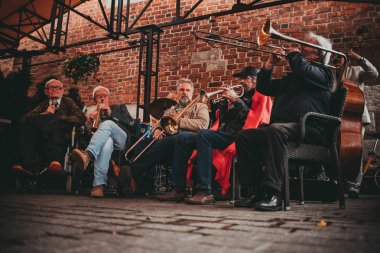 Krakow, Polonya - 1 Temmuz 2018: İnsanlar Pazar New Orleans Jazz kutlamak. Müzisyenler, swing dansçılar, vintage arabalar çoğu orada.