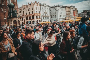 Krakow, Polonya - 1 Temmuz 2018: İnsanlar Pazar New Orleans Jazz kutlamak. Müzisyenler, swing dansçılar, vintage arabalar çoğu orada.