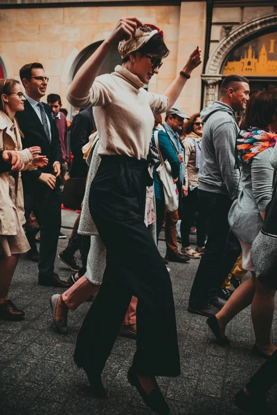 クラクフ ポーランド 2018 はニューオーリンズ ジャズに日曜日を祝います 多くのミュージシャン スイング ダンサー ビンテージ車はありますか — ストック写真
