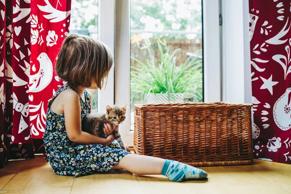 Kleines Mädchen Zahlt Mit Den Kätzchen — Stockfoto
