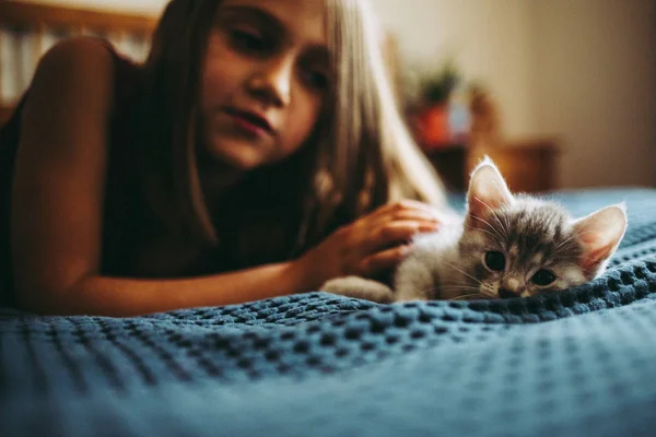 Anos Menina Pagando Com Gatinhos Cama — Fotografia de Stock