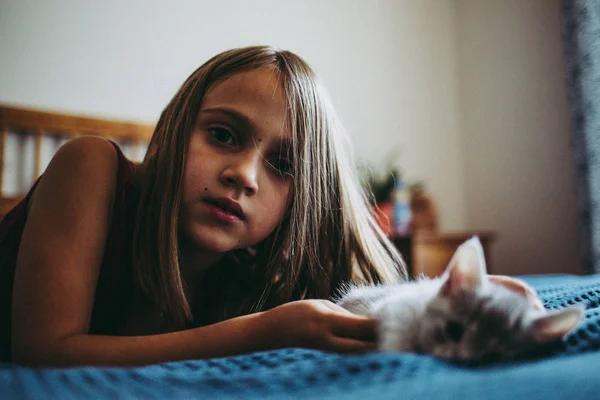 Ans Petite Fille Payant Avec Les Chatons Sur Lit — Photo