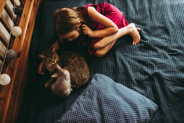 Anos Menina Pagando Com Gatinhos Cama — Fotografia de Stock