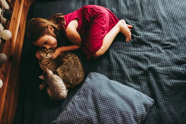 Jahre Kleines Mädchen Bezahlt Mit Den Kätzchen Auf Dem Bett — Stockfoto