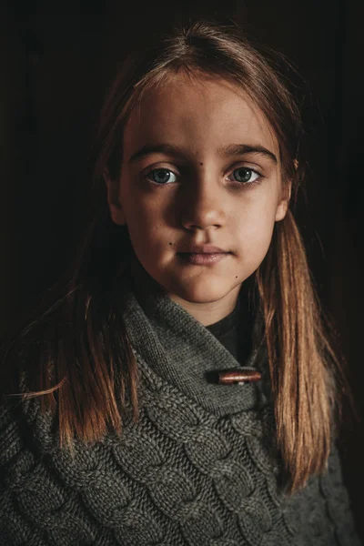 Retrato Menina Anos Fundo Escuro — Fotografia de Stock