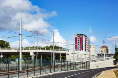 PortLouis, Mauritius 'ta bulutlu mavi gökyüzüne karşı metro rayları.
