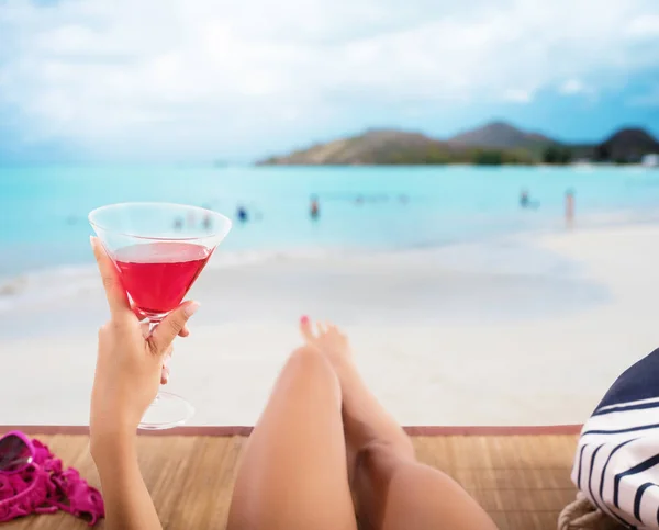 Meisje ontspant op het strand met een koud drankje — Stockfoto