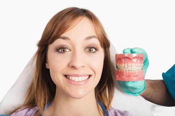 Zahnarzt zeigt, wie man eine Zahnspange anlegt — Stockfoto