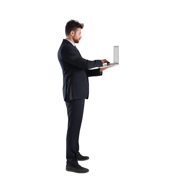 Uomo d'affari collegato su rete internet con il suo computer portatile. Isolato su sfondo bianco — Foto Stock