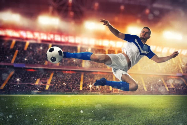 Atacador de futebol atinge a bola com um chute acrobático — Fotografia de Stock