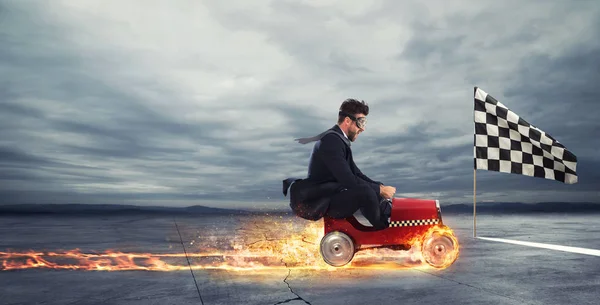 O empresário rápido com um carro ganha contra os concorrentes. Conceito de sucesso e concorrência — Fotografia de Stock