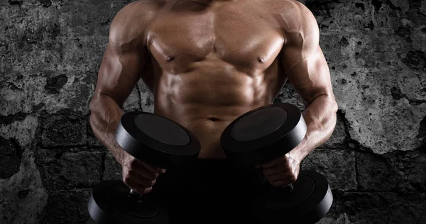 Atlétikai férfi edzés bicepsz a tornateremben — Stock Fotó