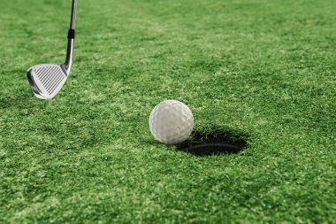 Bir çim alan delik yakınındaki Golf topu