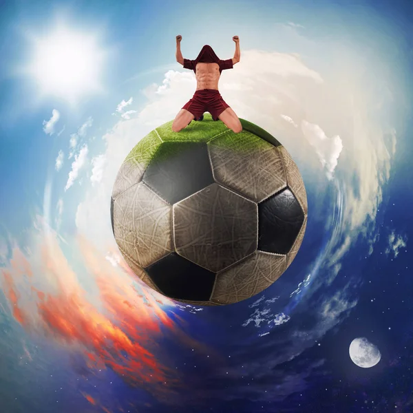 Παίκτης ποδοσφαίρου exults σε ένα πλανήτη μπάλα ποδοσφαίρου — Φωτογραφία Αρχείου