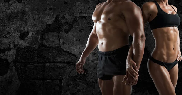 Musculoso hombre y mujer en el gimnasio —  Fotos de Stock