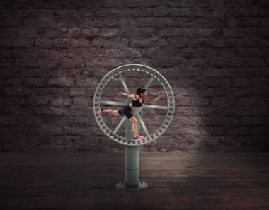 Atletik kadın bir döngü tekerlek içinde çalışır. spor rutin kavramı