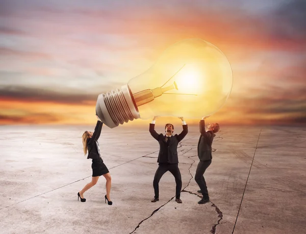 ビジネスの人々 は、電球を保持します。新しい考え、会社スタートアップの概念 — ストック写真