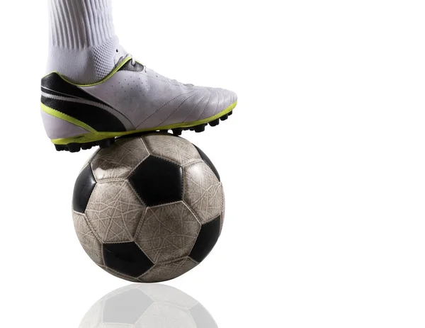 Voetbalspeler met soccerball klaar om te spelen. Geïsoleerd op witte achtergrond — Stockfoto