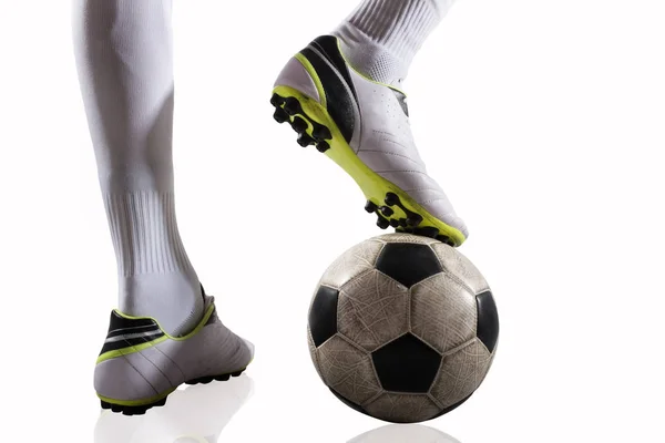 Fotbalista s soccerball připraven ke hře. Izolované na bílém pozadí — Stock fotografie