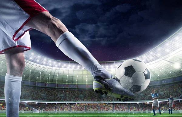 Fotbollspelare med soccerball på stadion redo för match — Stockfoto