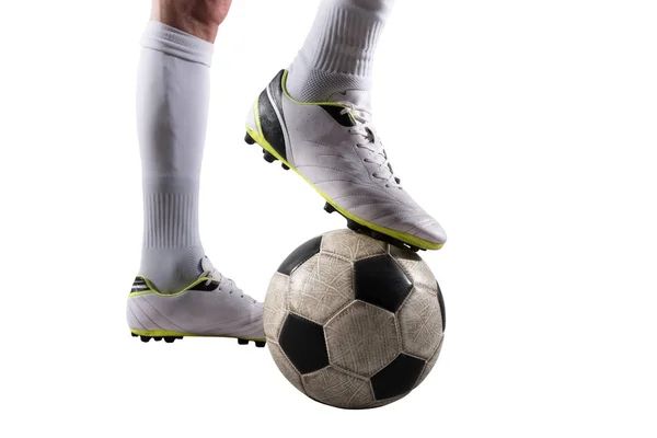 Jugador de fútbol con balón de fútbol listo para jugar. Aislado sobre fondo blanco — Foto de Stock